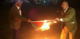 (29.11.2012) ח”כ אלדד ובן ארי שרפו דגלי אש”פ מול הכנסת