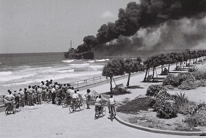 525px-Altalena_off_Tel-Aviv_beach