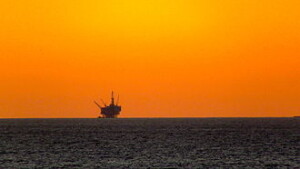 330px-Off_Shore_Drilling_Rig,_Santa_Barbara,_CA,_6_December,_2011